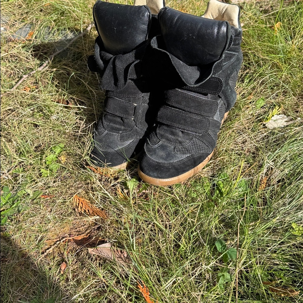 Isabel Marant Beckett  size 40 
Black High-Top Sneakers with Gum Sole